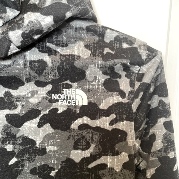 THE NORTH FACE | Women’s THE NORTH FACE Black & White Camo Zip Hoodie, Size S/P - Picture 9 of 9